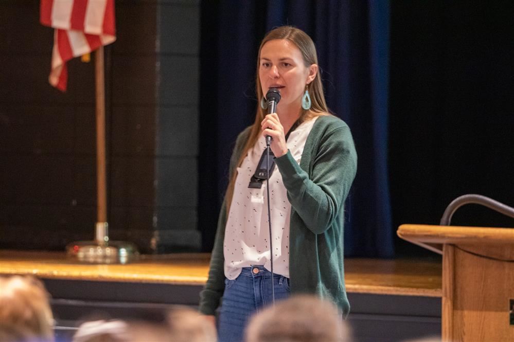  Author Dusti Bowling speaks to APW students